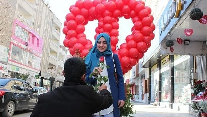 Çiçekçilerin sevgililer günü sevinci
