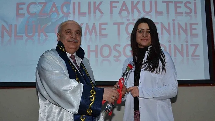 Eczacılık fakültesi öğrencileri önlük giydi
