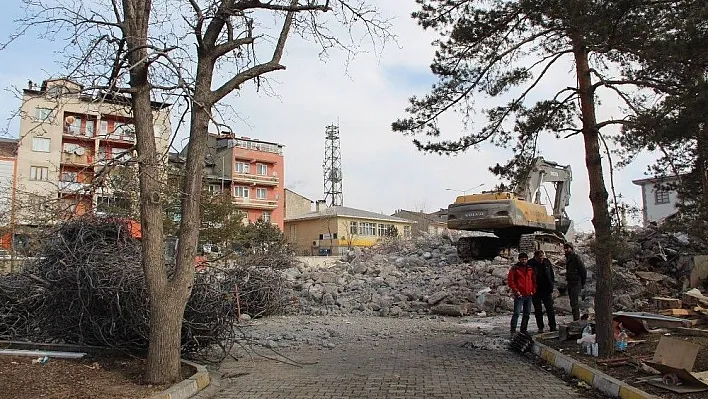 Oltu Eski Hükümet binası tarihe karıştı
