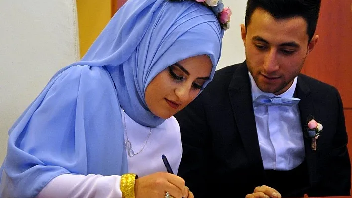 Sivas'ta Sevgililer Gününde 24 çift nikah kıydırdı
