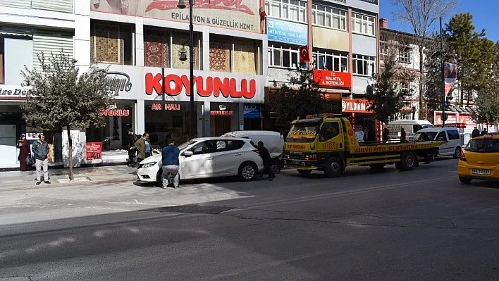 Elektrik direği faciayı önledi
