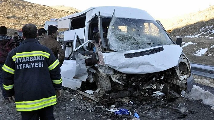 Diyarbakır'da iki araç kafaya çarpıştı: 13 yaralı