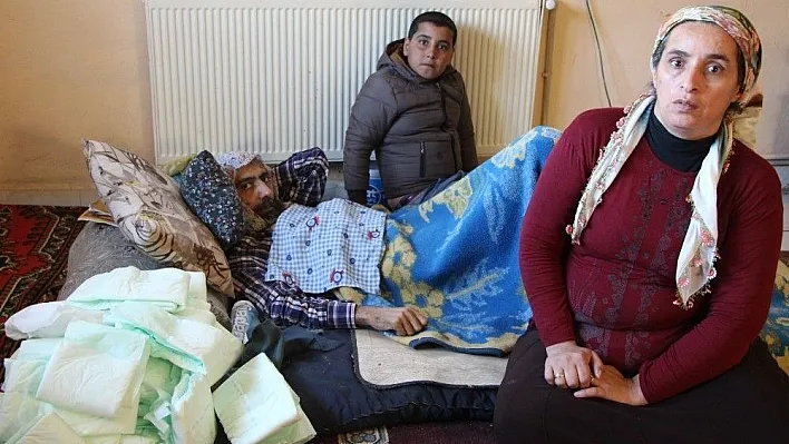 Felçli hasta yardım bekliyor
