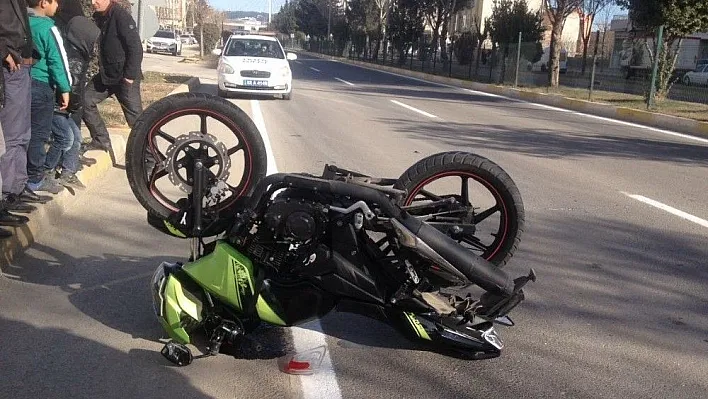 Motosiklet otomobile arkadan çarptı
