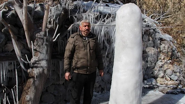 Patlayan su hortumu buzdan sütun oluşturdu
