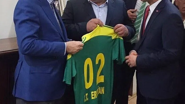 Cumhurbaşkanı Erdoğan'a özel forma hediye edildi
