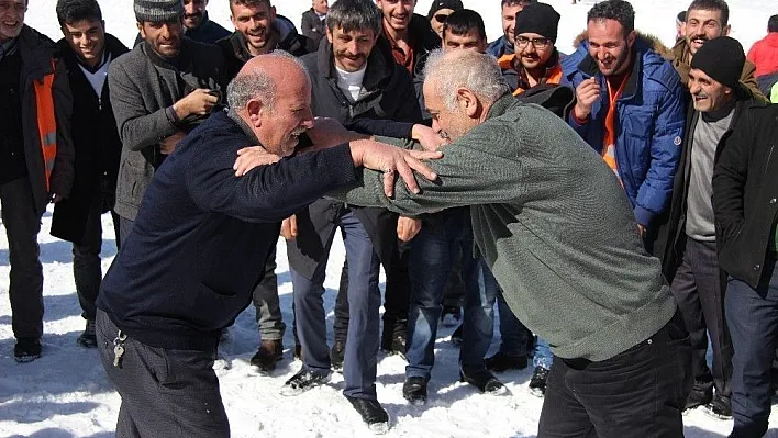 Kar üstünde güreş tuttular
