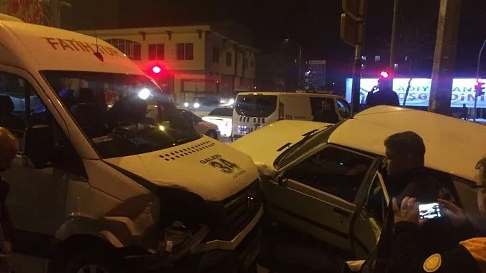 Minibüs ile otomobil çarpıştı: 2 Yaralı
