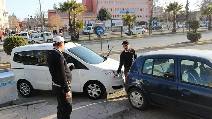 Kaldırım önünde yayaların geçişine engel olan araçlara ceza yazıldı
