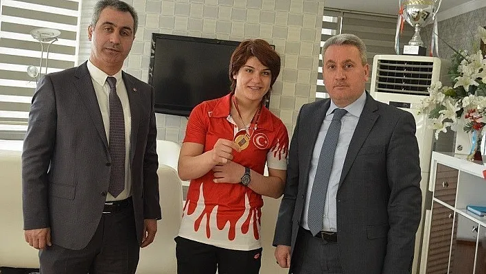Taşkesenligil şampiyon judocuyu altınla ödüllendirdi

