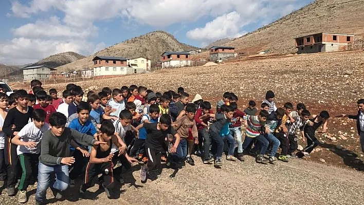 Diyarbakır'da atletler gelişim için koştu
