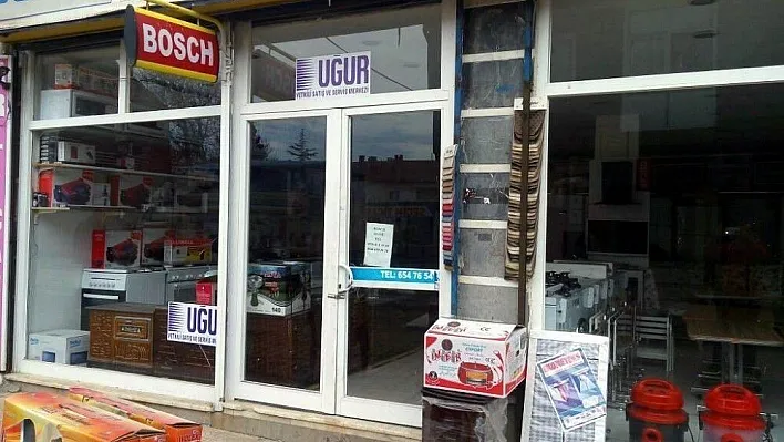 Sigara içen hırsızın rahat tavırları şaşırttı
