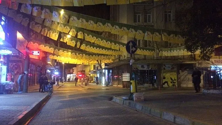 Adıyaman caddeleri sarı yeşilli bayraklarla donatıldı

