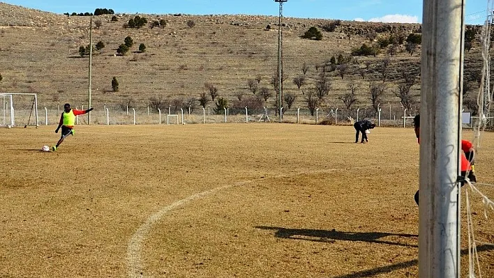 Jonathan Ayite, antrenman sonrası ekstra çalışıyor
