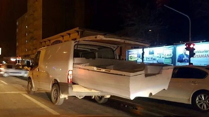 Minibüse yüklenen tekne kazaya davetiye çıkardı

