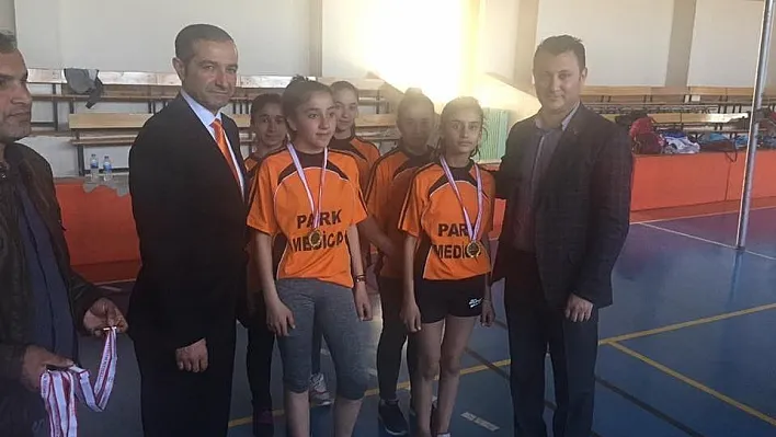 Okullar arası kızlar badminton müsabakaları sona erdi
