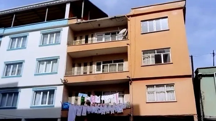 Gölbaşında binadan düşen beton blok caddeye düştü
