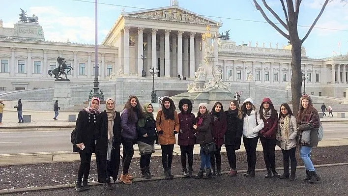 Lise öğrencileri Viyana'dan döndü
