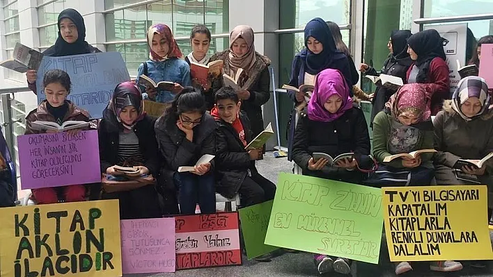Öğrenciler hastanede kitap okudu
