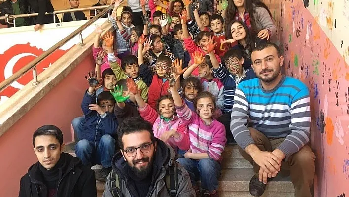 Renkli Fırçalar okulu boyadı

