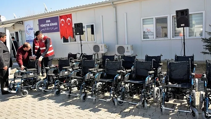 Suriyeli engelli vatandaşlara akülü tekerlekli sandalye hediye edildi
