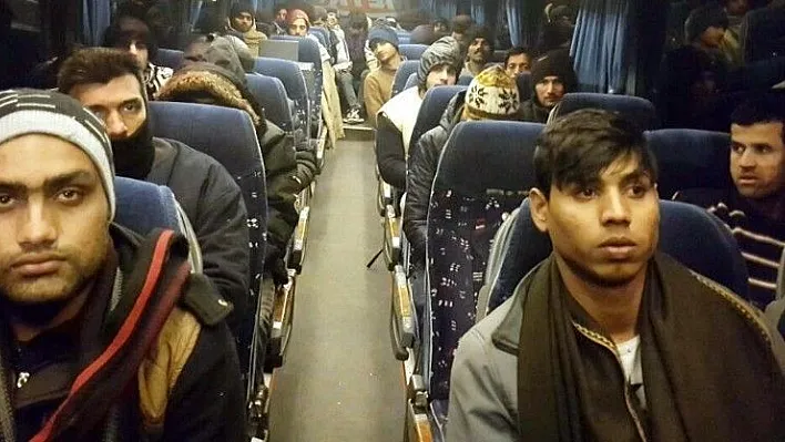 Erzurum'da bir otobüs dolusu kaçak göçmen yakalandı
