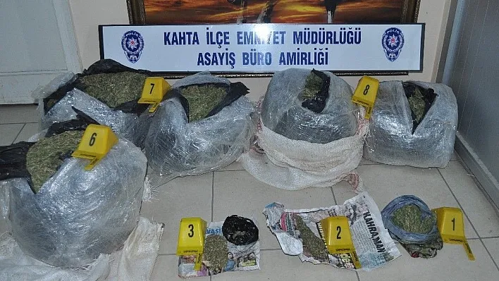 Kaçan otomobilden 47 kilo esrar ele geçirildi
