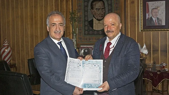 Rektör Çomaklı EYOF Sokağı mimarlarına başarı belgelerini verdi
