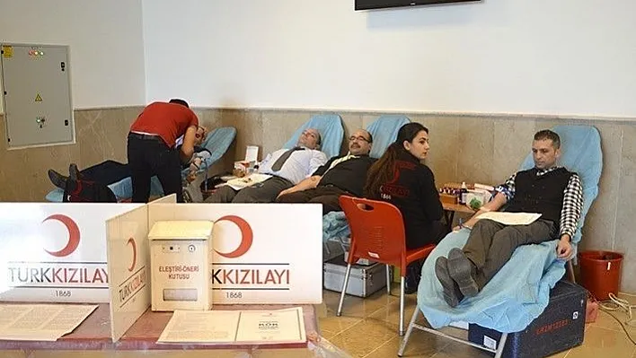 DAP ve TÜİK personelinden Kızılay'a kan bağışı
