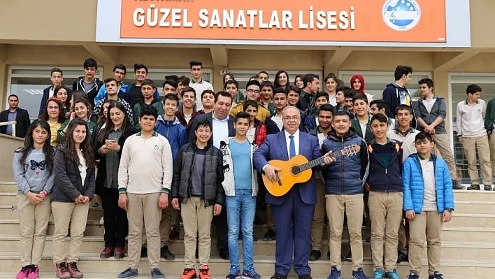 Başkan Kutlu, öğrencilerle şarkı söyledi
