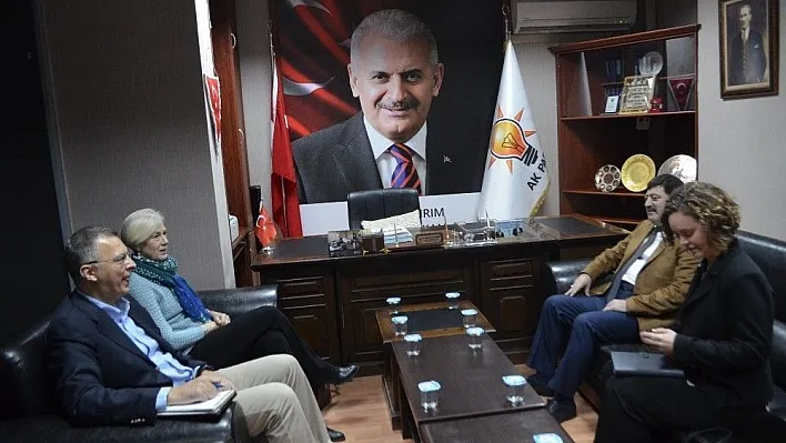 ABD Adana Konsolosu Specht AK Parti'yi ziyaret etti