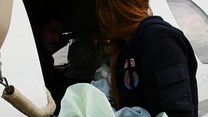 Ambulans uçak 1 günlük bebek için havalandı