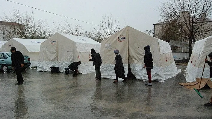Depremzedelerin çadırlarını yağmur nedeniyle su bastı