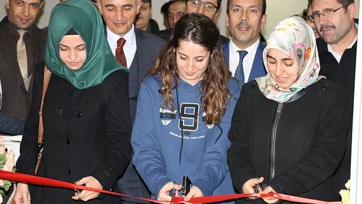 Erzincan'da 'Bağımlı Olma Özgür Ol' fotoğraf sergisi düzenlendi