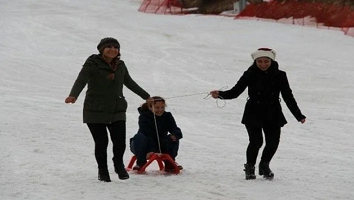 KYK öğrencileri, engelli öğrenciler ile kayak yaptı