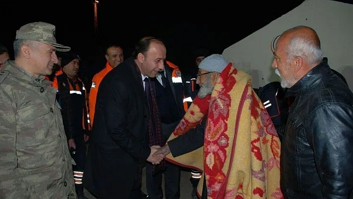 Vali Erin ilk andan itibaren depremzedeleri yalnız bırakmadı