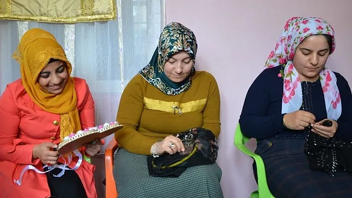 Köyde açılan kurs genç kızlara umut oldu