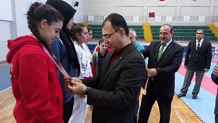 Ödüllerini valinin elinden aldılar