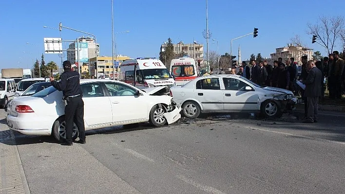 Otomobiller çarpıştı: 3 Yaralı