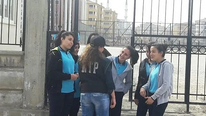 Polis, okul önü ve çevrelerinde denetimlerini sürdürüyor