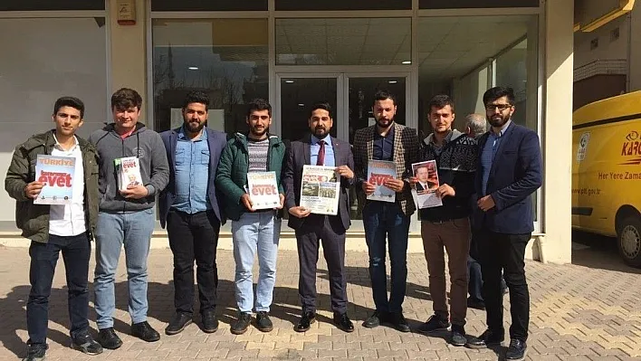 AK Parti'li gençler Kılıçdaroğlu'na 'Evet' gazetesi ve broşürü gönderdi
