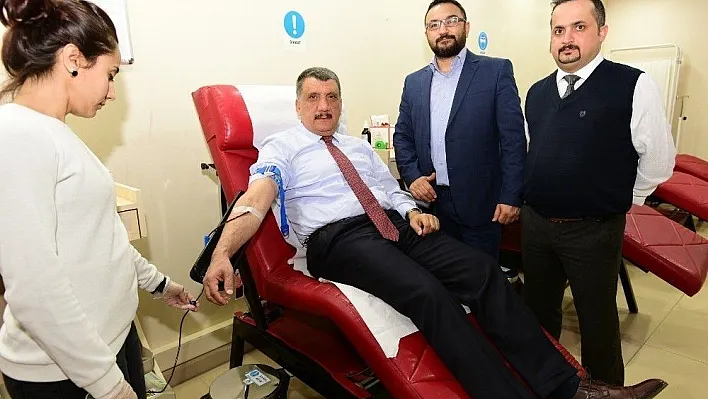 Başkan Gürkan, kan bağışında bulundu
