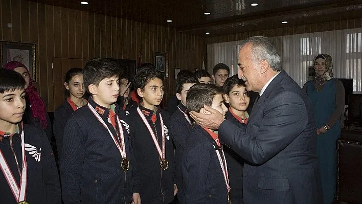 Dereceye Giren Vakıf Okulları Öğrencileri Rektör Çomaklı'yı Ziyaret Etti
