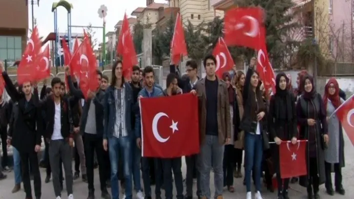 FETÖ'cü askerlere Türk bayraklı protesto
