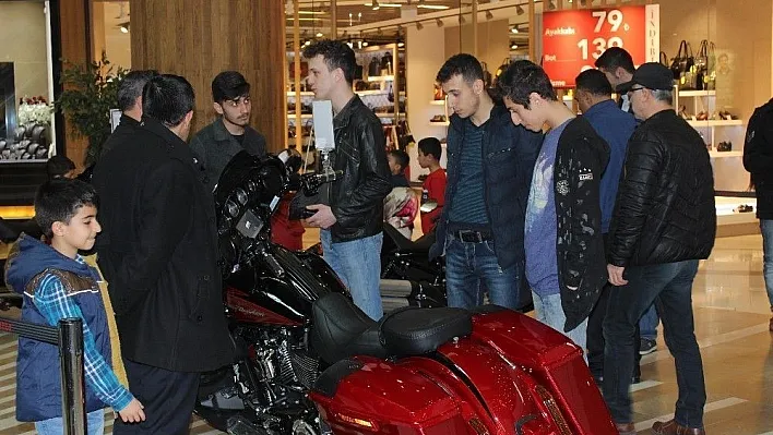 Efsane motosikletler Piazza'da sergilendi
