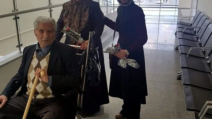Tügva'dan çalışan kadınlara karanfil
