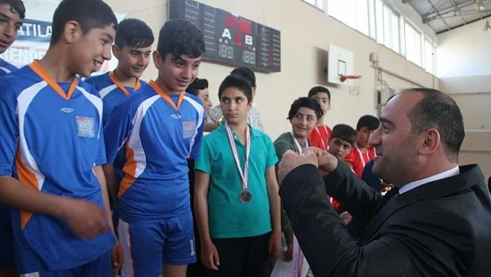 Diyarbakır'da badminton yıldızlar müsabakaları tamamlandı
