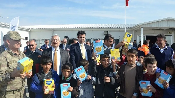 Esenlik Suriyeli bebeklere 20 bin adet bebek maması dağıttı
