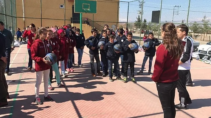 Milli yıldız Tuğba Palazoğlu, genç basketbolcuların yüzünü güldürdü
