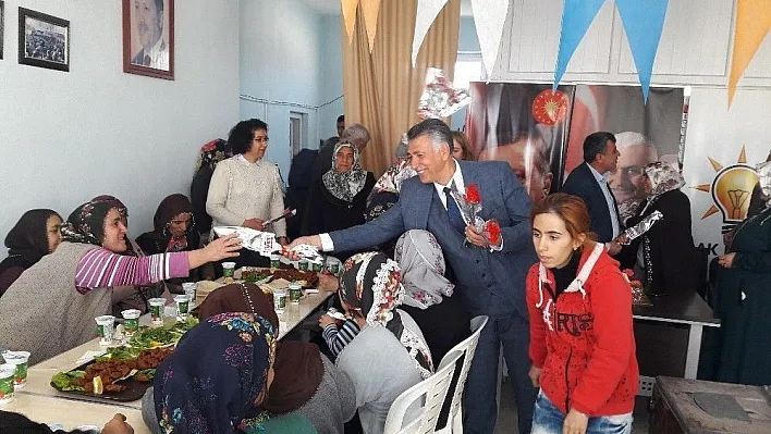 Başkan Öztürk, kadınlara üzerinde 'evet' yazılı karanfil dağıttı
